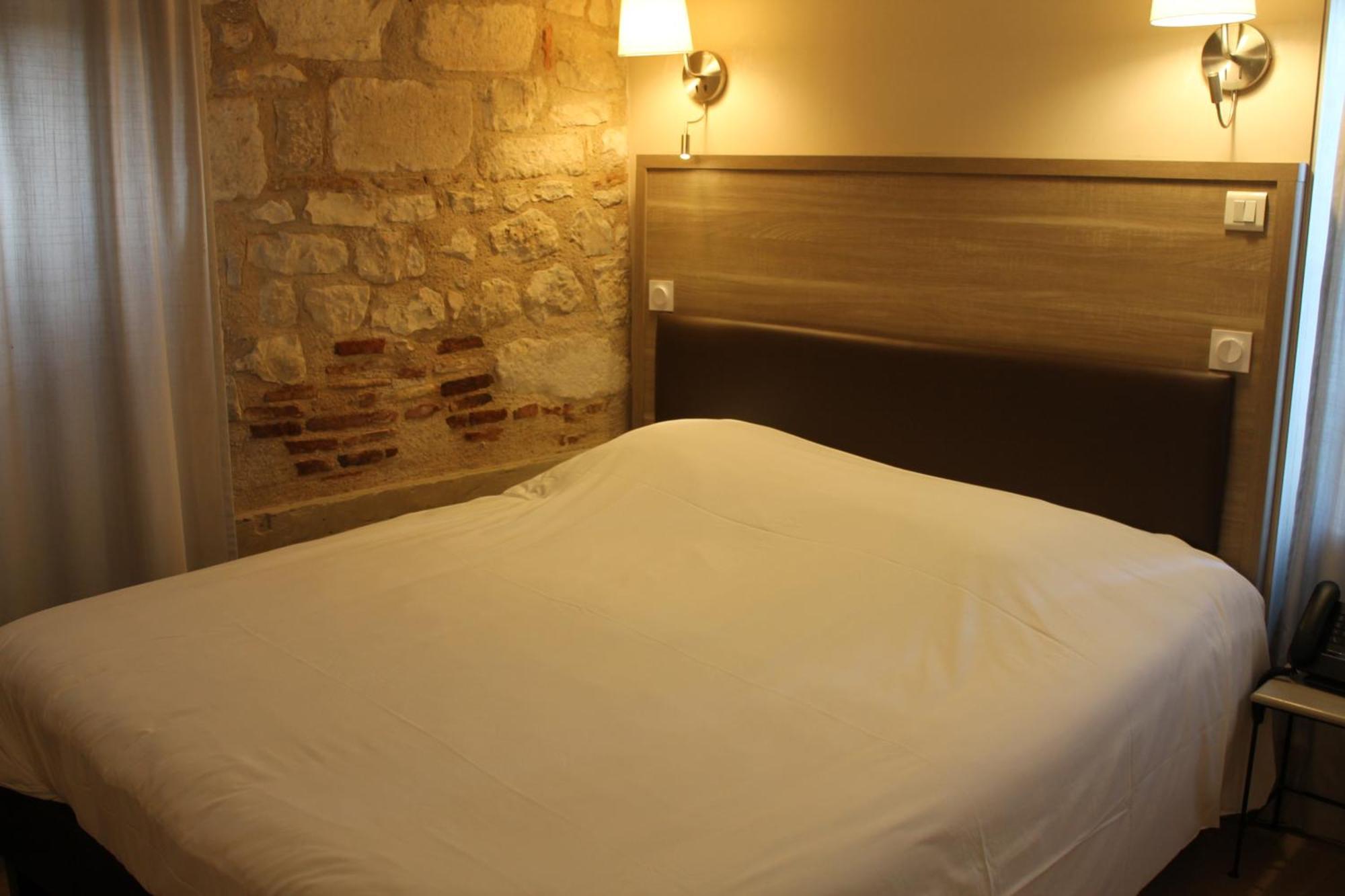 Logis Hotels- Auberge De La Tour - Hotel Et Restaurant Sauzet  Esterno foto