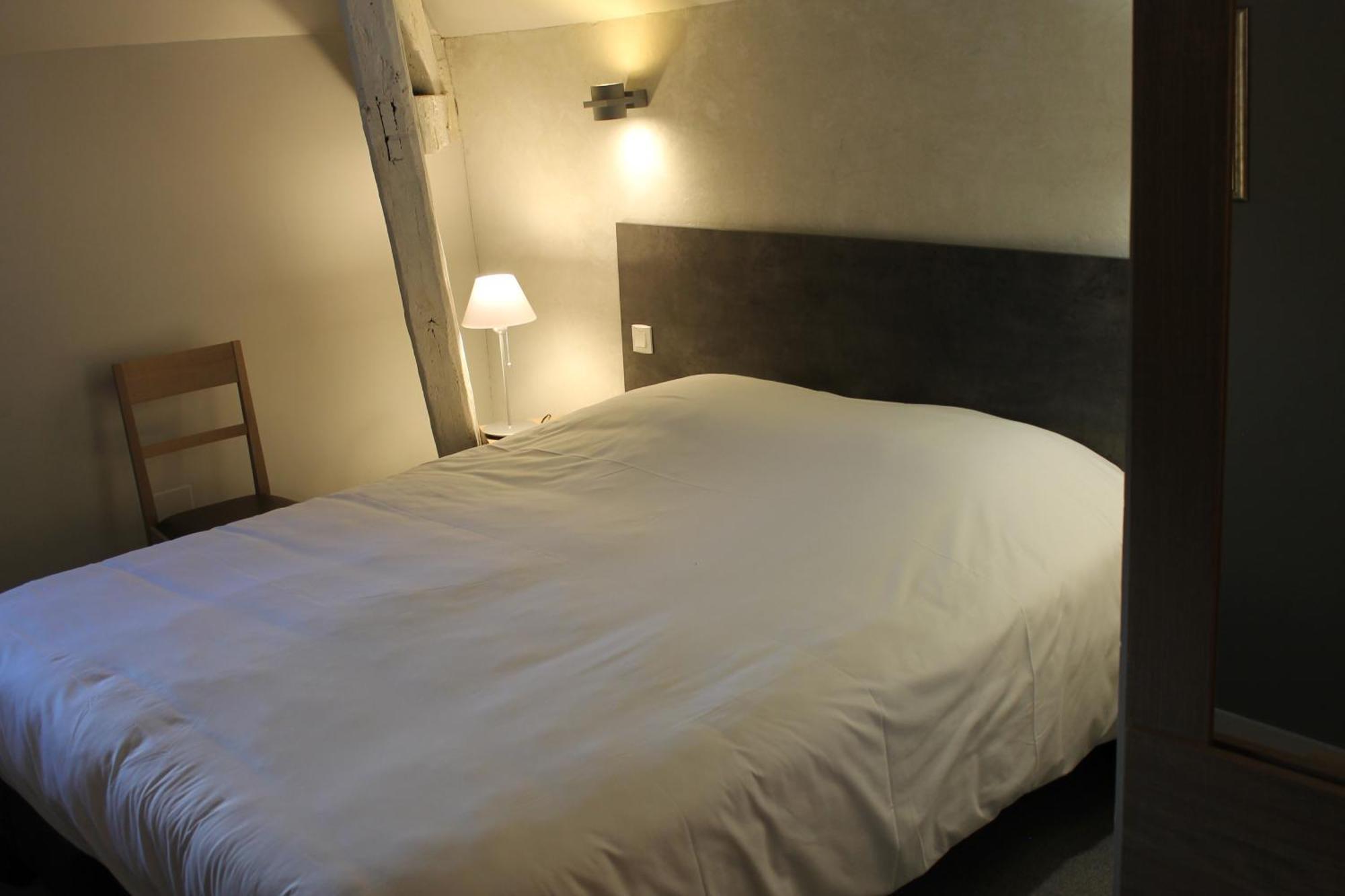 Logis Hotels- Auberge De La Tour - Hotel Et Restaurant Sauzet  Esterno foto