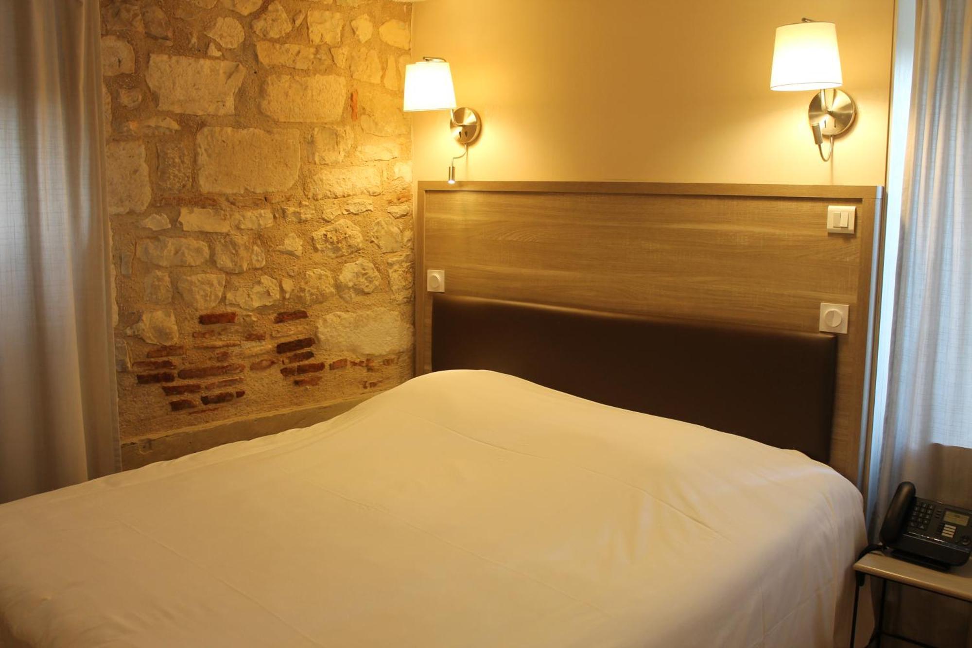 Logis Hotels- Auberge De La Tour - Hotel Et Restaurant Sauzet  Esterno foto