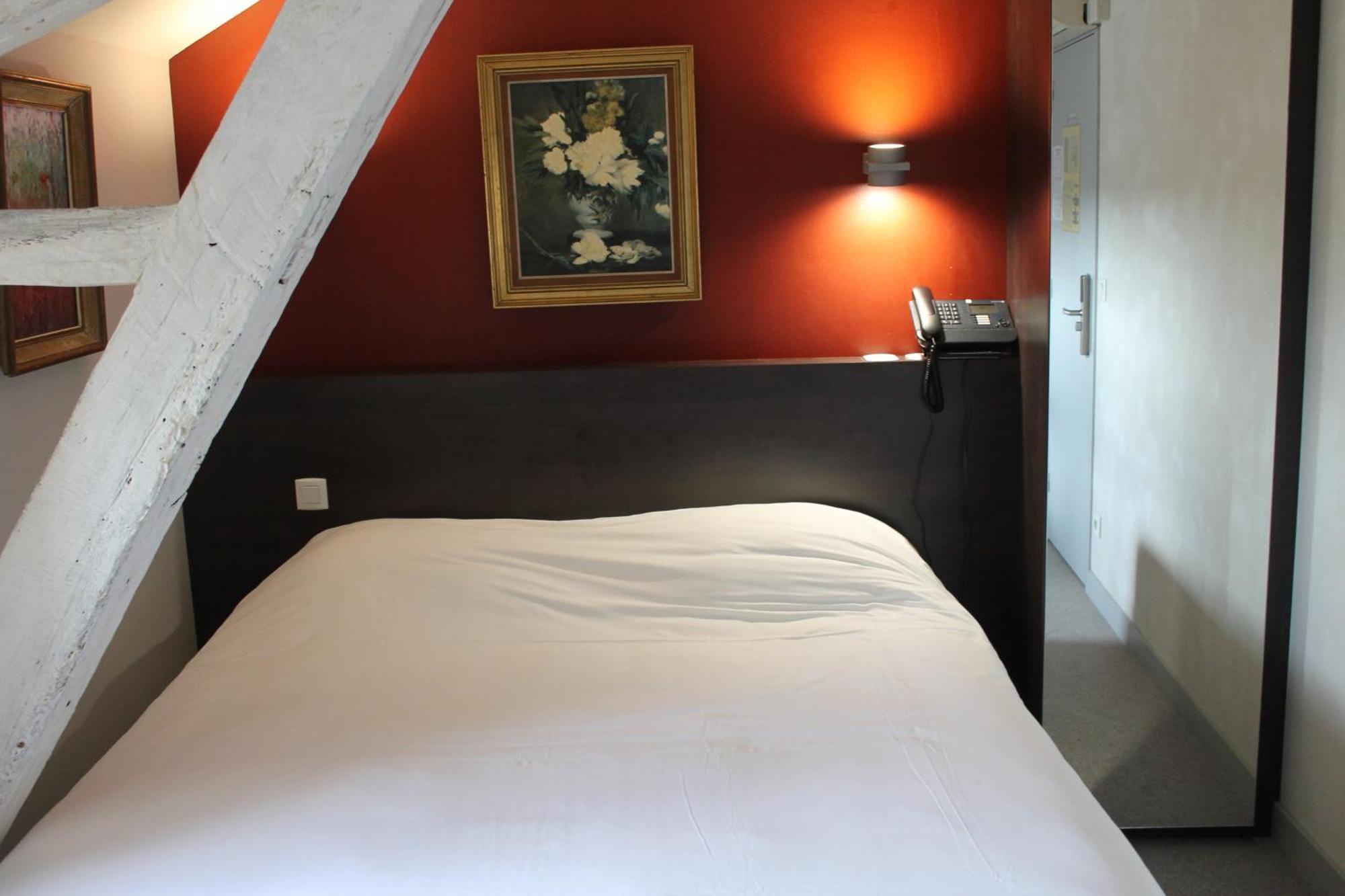 Logis Hotels- Auberge De La Tour - Hotel Et Restaurant Sauzet  Esterno foto