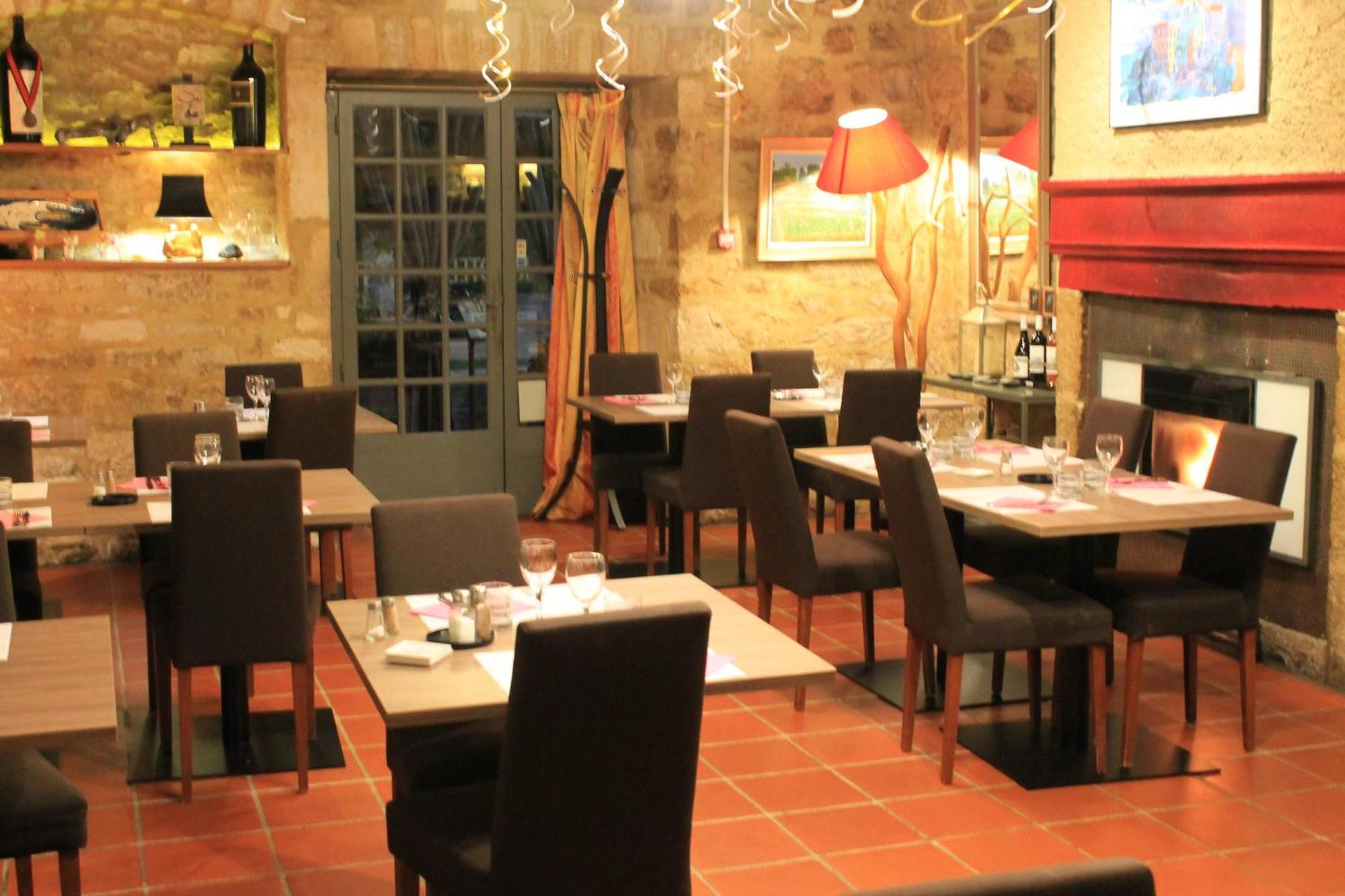 Logis Hotels- Auberge De La Tour - Hotel Et Restaurant Sauzet  Esterno foto