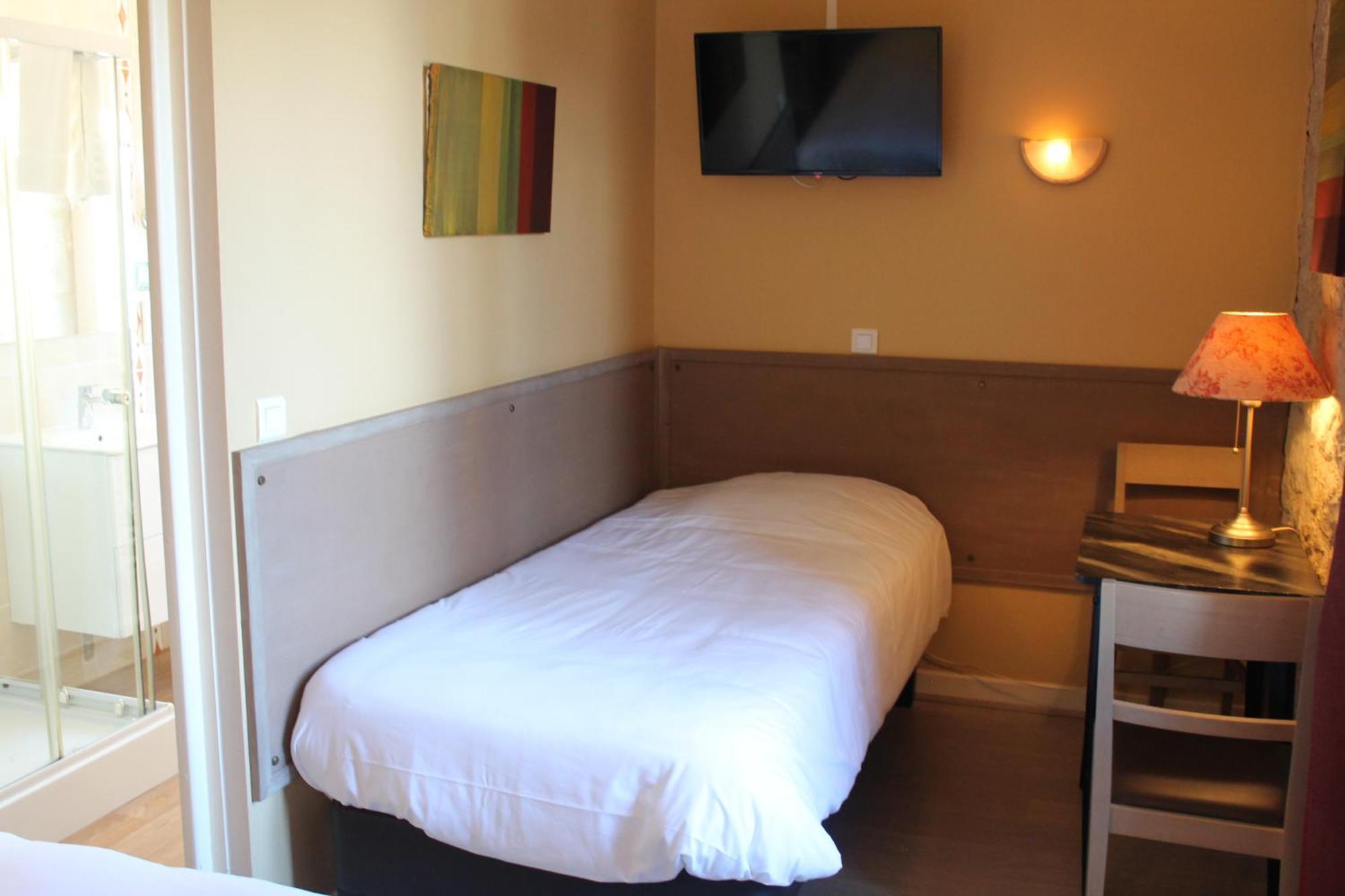 Logis Hotels- Auberge De La Tour - Hotel Et Restaurant Sauzet  Esterno foto