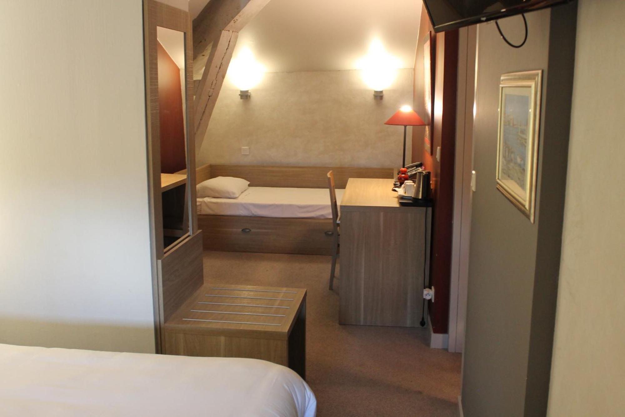 Logis Hotels- Auberge De La Tour - Hotel Et Restaurant Sauzet  Esterno foto