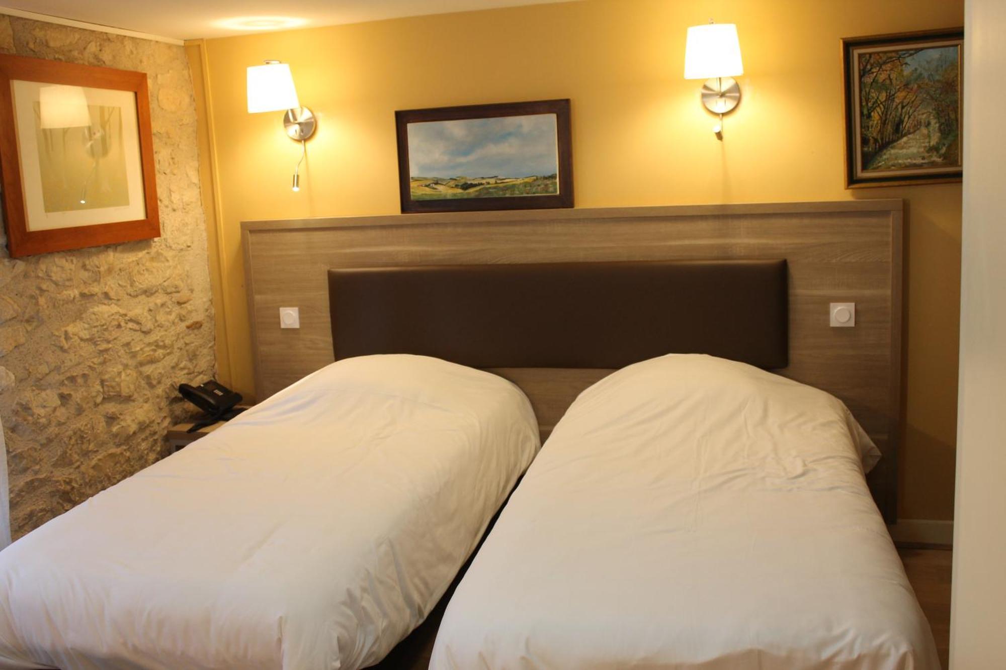 Logis Hotels- Auberge De La Tour - Hotel Et Restaurant Sauzet  Esterno foto