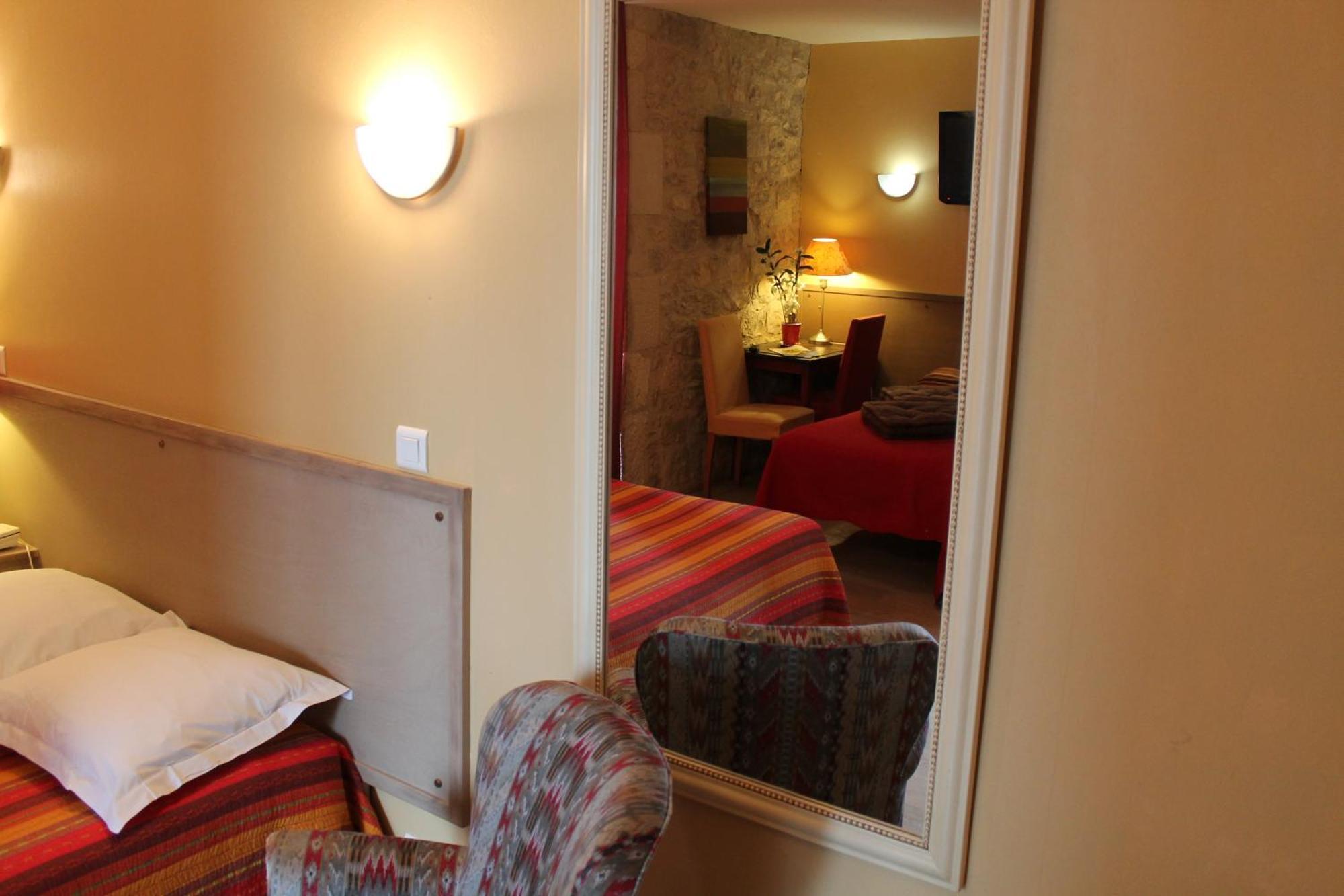Logis Hotels- Auberge De La Tour - Hotel Et Restaurant Sauzet  Camera foto