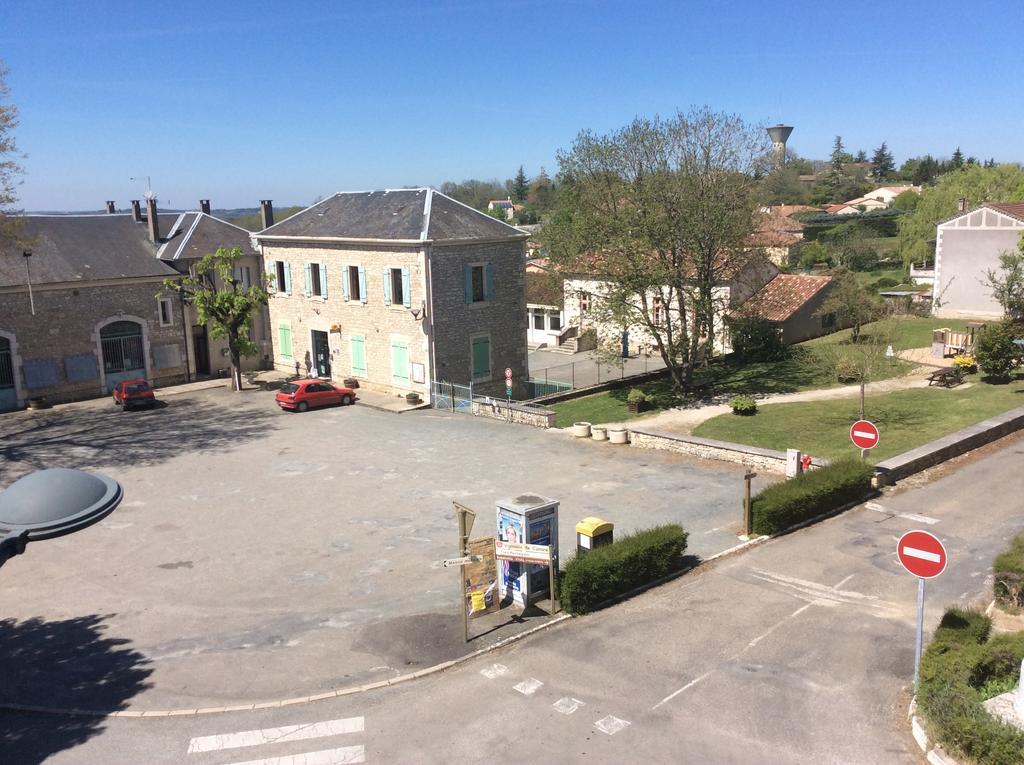 Logis Hotels- Auberge De La Tour - Hotel Et Restaurant Sauzet  Esterno foto