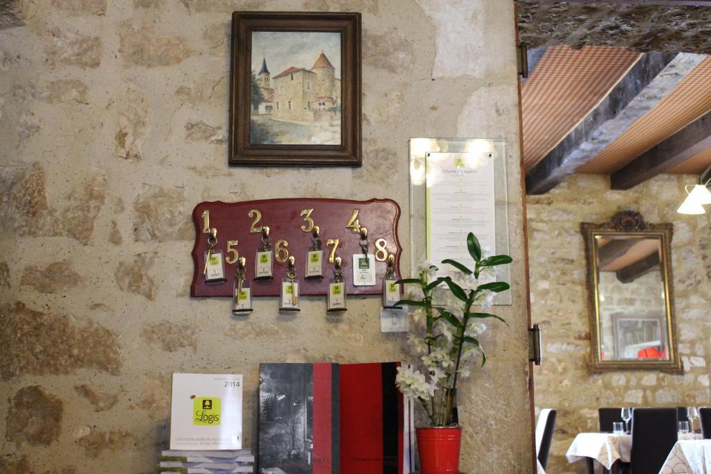 Logis Hotels- Auberge De La Tour - Hotel Et Restaurant Sauzet  Esterno foto