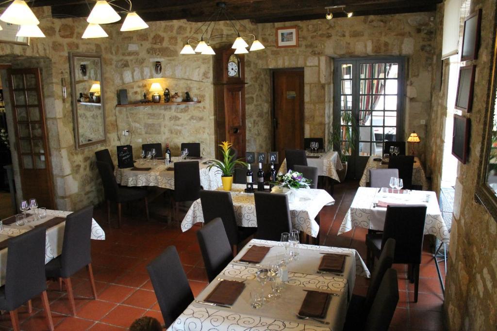 Logis Hotels- Auberge De La Tour - Hotel Et Restaurant Sauzet  Esterno foto