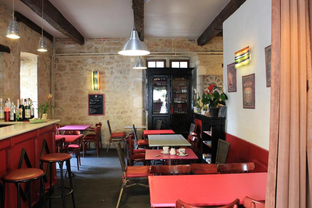 Logis Hotels- Auberge De La Tour - Hotel Et Restaurant Sauzet  Esterno foto