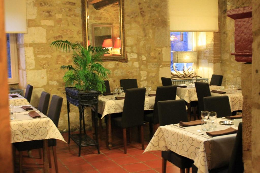 Logis Hotels- Auberge De La Tour - Hotel Et Restaurant Sauzet  Esterno foto